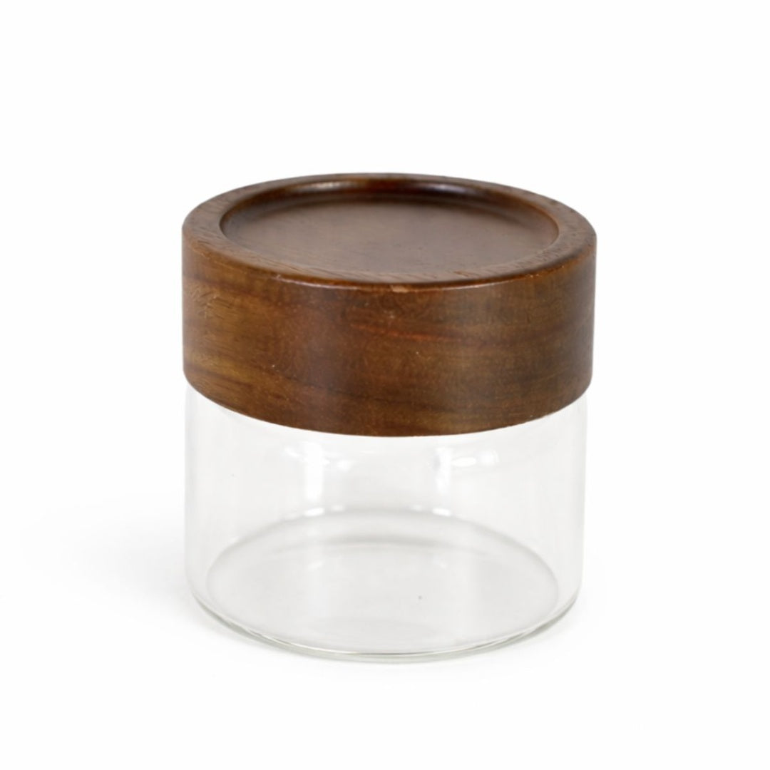 Recipiente de vidrio con tapa de madera 6.5x6.5cm.