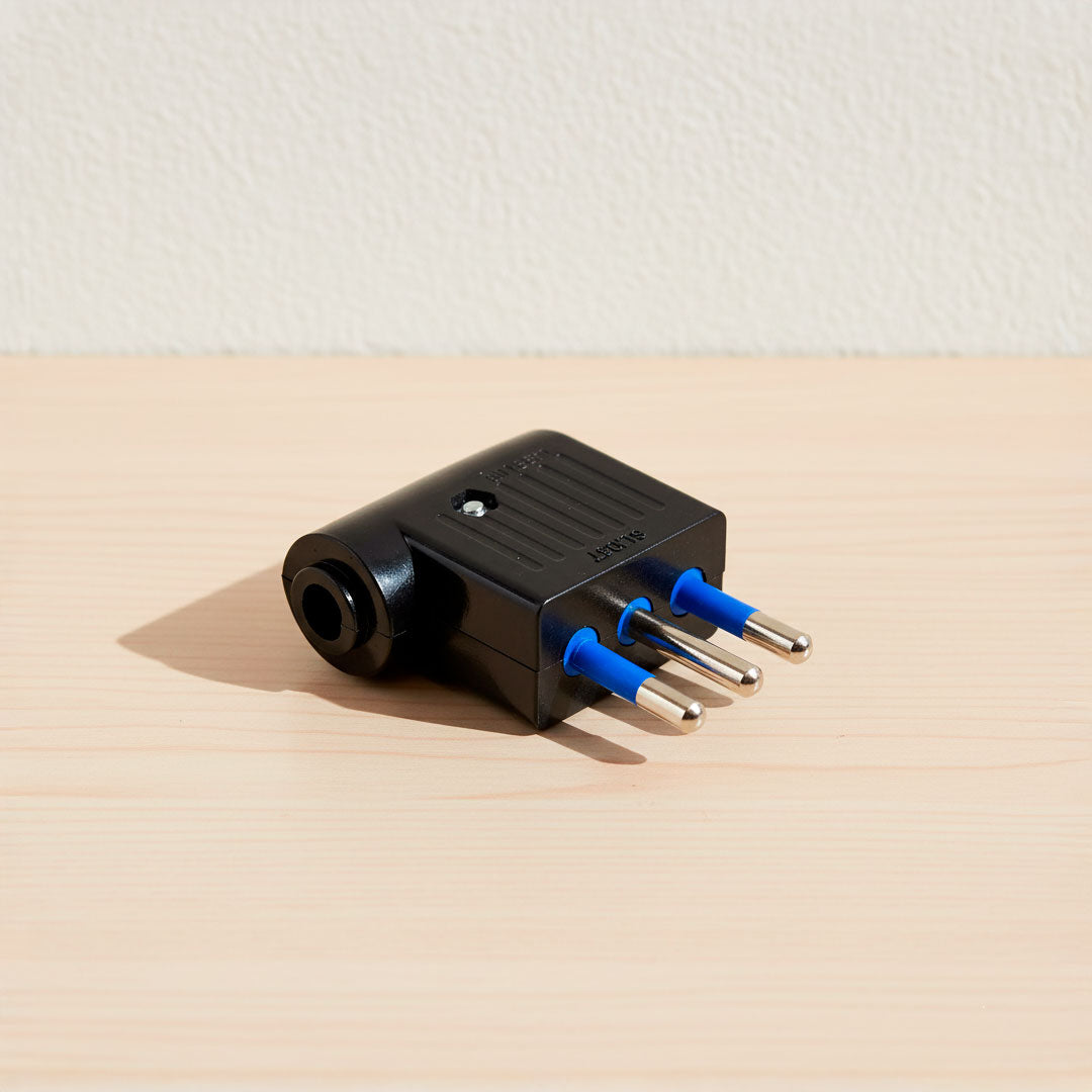 FICHA PLANO 10 AMP 3PATAS NEGRA LED LIFE SL1037