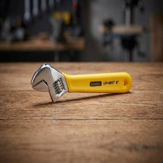 LLAVE AJUSTABLE 6″ MANGO AMARILLO TOYOKI LH-4997