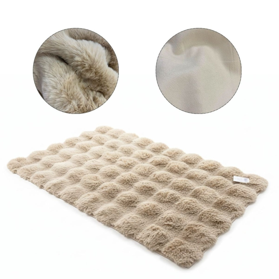 Alfombra beige de felpa con relieves 60x120cm.