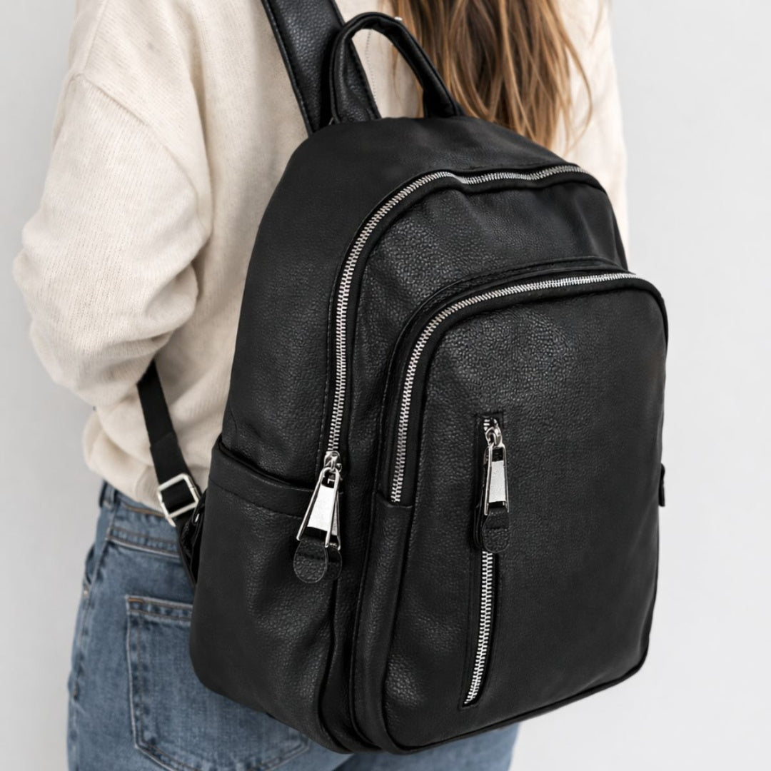 Mochila negra con bolsillos 41 x 30 x 12.5 cm.