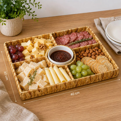 Bandeja tejida de ratán con compartimentos 40x30cm.