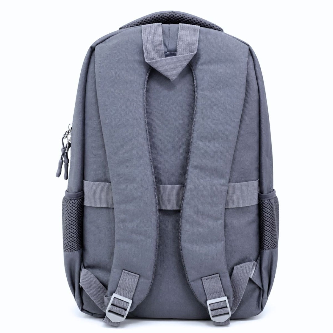 Mochila gris con múltiples compartimentos