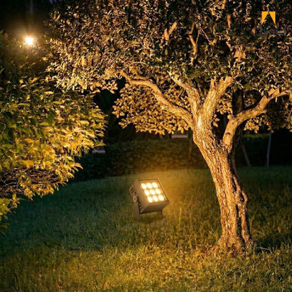 Proyector LED 24W luz cálida IP66 para jardín